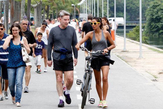 Para manter a forma, Flávia e o namorado Eike Batista pedalam e fazem caminhada na Lagoa Rodrigo de Freitas, no Rio de Janeiro.