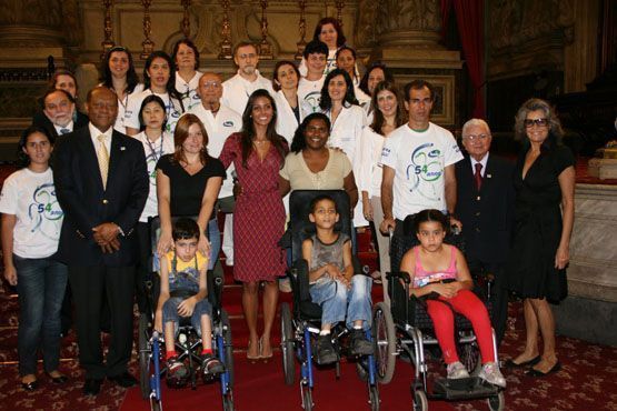 Ao lado de crianças e voluntários da ONG Instituto Consciência, da qual é uma das fundadoras.