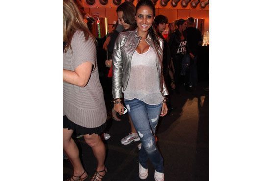 Look mais casual, com jeans, tênis, camiseta e jaqueta.