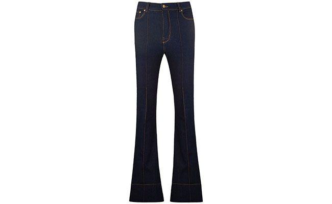 Calça flare Amapô por R$333 na <a href="http://www.farfetch.com/br/shopping/women/amapo-calca-jeans-flare-cintura-alta-item-10120391.aspx?storeid=9203&ffref=lp_104_" target="blank_">Farfetch</a>