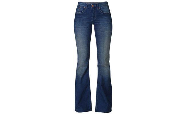 Calça flare Calvin Klein por R$459 na <a href="http://www.fashiondelivery.com.br/calca-calvin-klein-jeans-stretch-azul-medio-404175/p" target="blank_">Fashion Delivery</a>