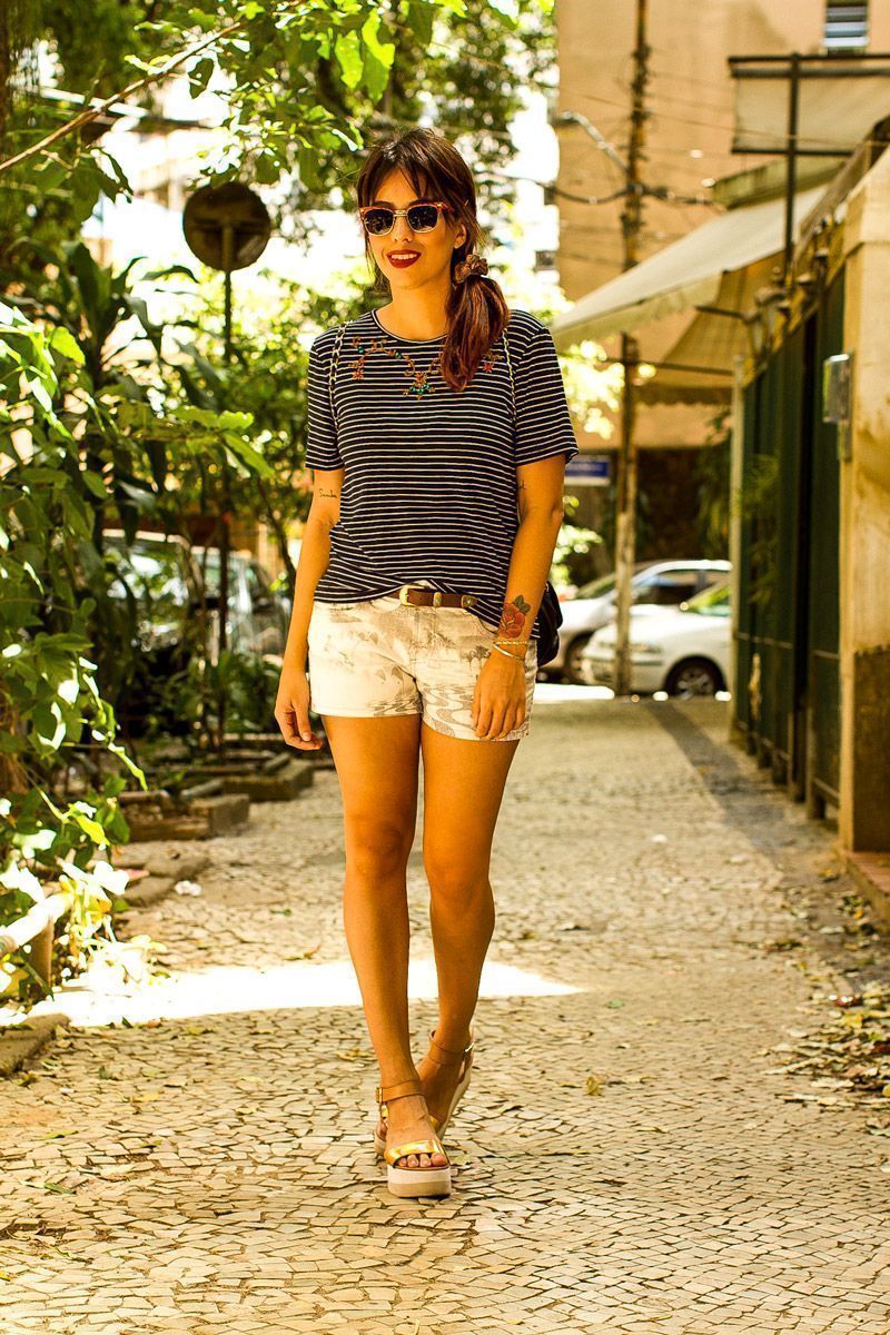 Foto: Reprodução / <a href="http://modices.com.br/moda/look-de-outro-dia-camiseta-short-e-sandalia-plataforma/" target="_blank">Modices</a>