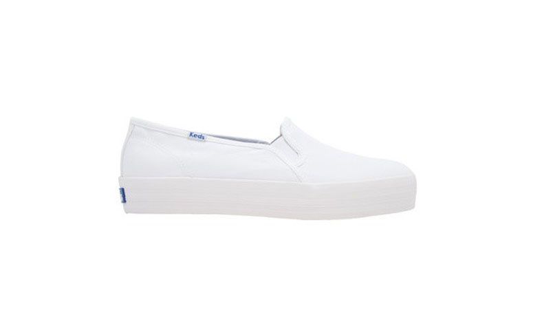 Tênis Keds por R$179 na <a href="https://www.oqvestir.com.br/tenis-slip-on-triple-decker-canvas-branco.html" target="blank_">Oqvestir</a>