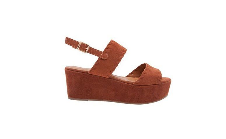 Sandália Lacet por R$239 na <a href="https://www.oqvestir.com.br/sandalia-flatform-terra-marrom.html" target="blank_">Oqvestir</a>