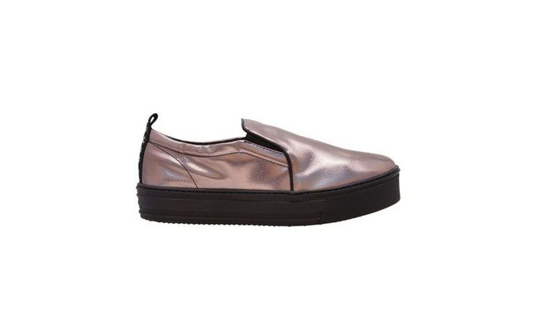 Tênis Slip On Fiever por R$268 na <a href="https://www.oqvestir.com.br/tenis-slip-on-holographic-preto.html" target="blank_">Oqvestir</a>