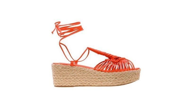 Sandália Farm por R$269 na <a href="https://www.oqvestir.com.br/sandalia-flatform-sereia-farm-laranja.html" target="blank_">Oqvestir</a>