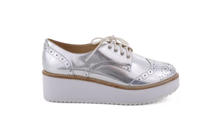 Oxford Schutz por R$390 na <a href="http://ad.zanox.com/ppc/?29470498C69441790&ULP=[[https://www.schutz.com.br/store/shoes/oxfords/flatform-oxford-prata/p/2021200010002U?epar=af_as_00_za_zanox]]" rel="nofollow" target="blank_">Schutz</a>