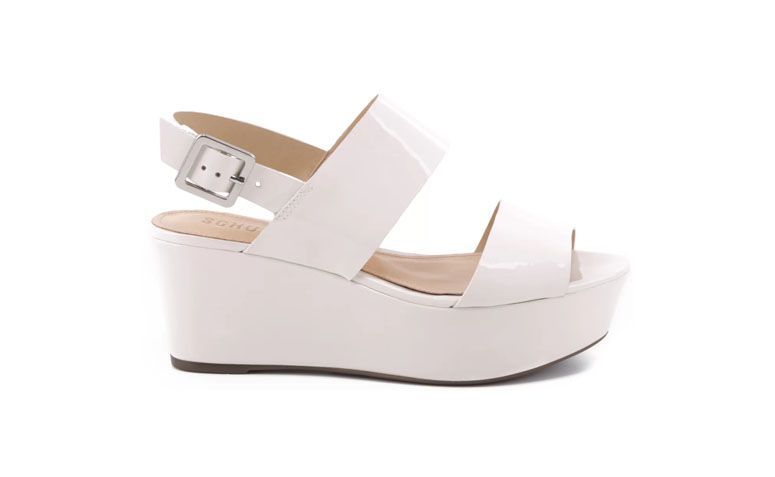 Sandália Schutz por R$320 na <a href="http://ad.zanox.com/ppc/?29470498C69441790&ULP=[[https://www.schutz.com.br/store/shoes/sandalias/flatform-pearl/p/0183520070056U?epar=af_as_00_za_zanox]]" rel="nofollow" target="blank_">Schutz</a>