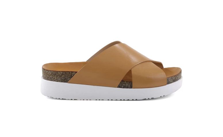 Flatform Arezzo por R$239,90 na <a href="https://www.arezzo.com.br/sapatos/sandalias/flatform-solado-branco-couro-mel/p/0264600080018U" target="blank_">Arezzo</a>