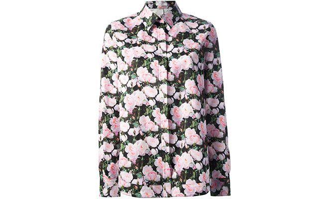 Camisa Givenchy por R$3.150 na <a href="http://www.farfetch.com/br/shopping/women/designer-givenchy-floral-print-shirt-item-10602461.aspx?storeid=9541&ffref=lp_3_" target="blank_">Farfetch</a>