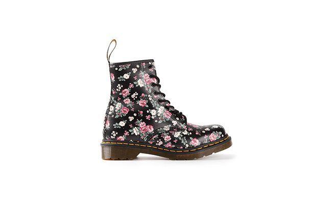 Bota Dr. Martens por R$1080 na <a href="http://www.farfetch.com/br/shopping/women/248821-designer-dr-martens-floral-print-boot-item-10641483.aspx?storeid=9544&ffref=lp_21_" target="blank_">Farfetch</a>