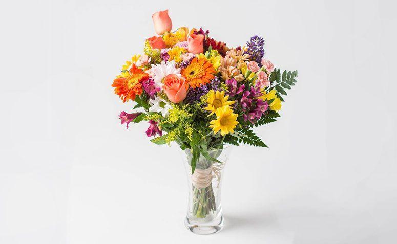 Arranjo médio flores do campo com vaso por R$ 159,90 na <a href="http://www.isabelaflores.com/arranjo-mediano-flores-do-campo-coloridas-em-vaso.html" target="_blank">Isabela Flores</a>