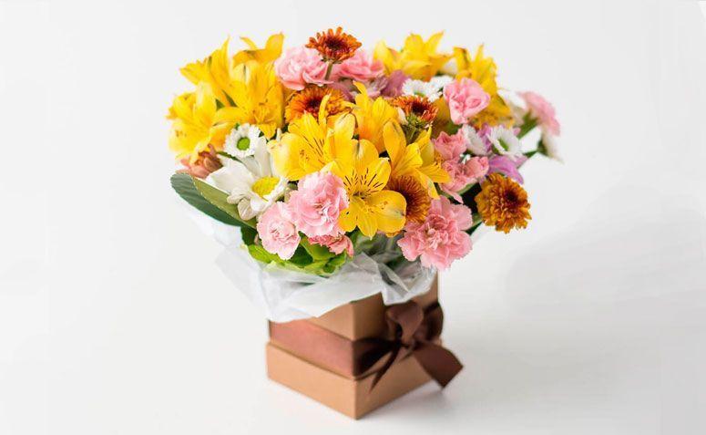 Arranjo de flores do campo coloridas por R$ 119,90 na <a href="http://www.isabelaflores.com/tipos-de-arranjos/arranjos-de-flores/arranjos-de-flores-do-campo-coloridas/arranjo-de-flores-do-campo-coloridas.html" target="_blank"> Isabela Flores</a>
