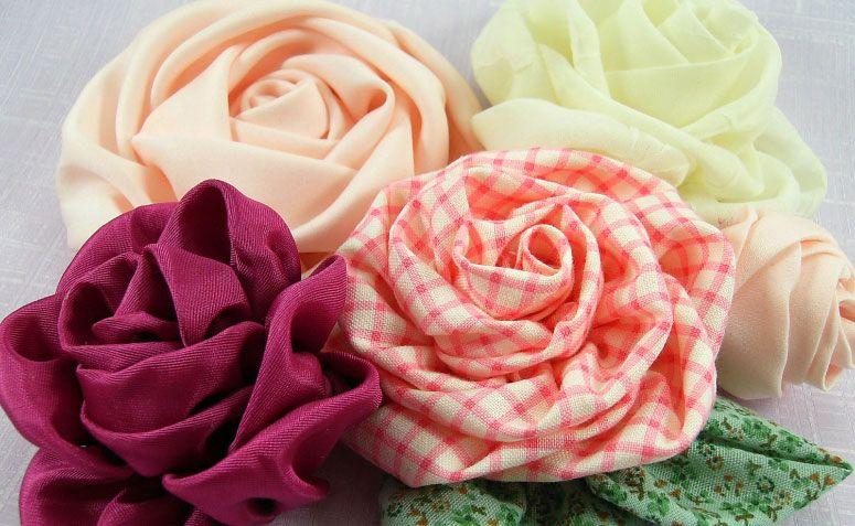 Rosas Bias por R$17,75 no <a href="https://www.etsy.com/listing/98676339/bias-cut-roses-fabric-flower-pdf" target="_blank">Etsy</a>