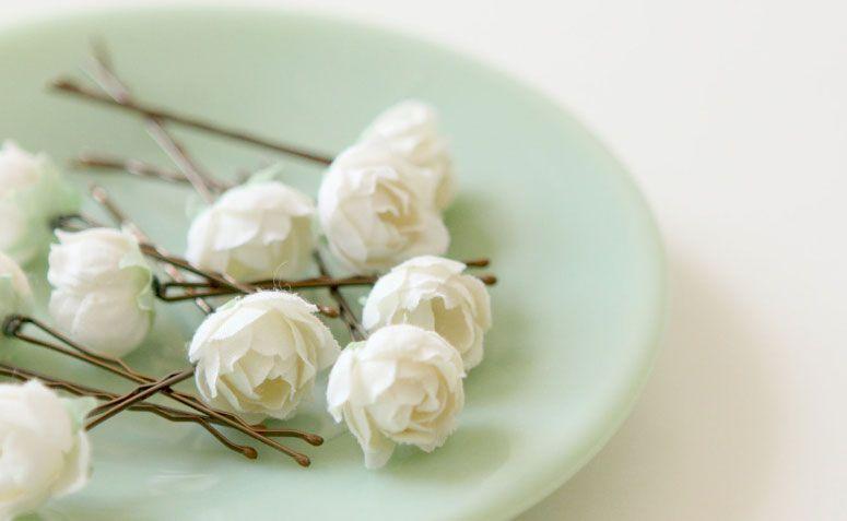 Grampos com rosas por R$53,24 no <a href="https://www.etsy.com/pt/listing/116783195/white-rose-bobby-pins-flower-hair-clips?ref=market" target="_blank">Etsy</a>