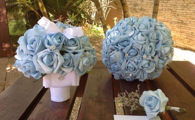 Kit Bouquet Azul Grande e mini porta-alianças por R$ 284,99 na <a href="http://www.elo7.com.br/kit-bouquet-azul-mini-porta-aliancas/dp/4CDBF2#df=d&uso=d&pso=up&osbt=b-o&nqs=1&sv=0" target="_blank"> Elo7</a>