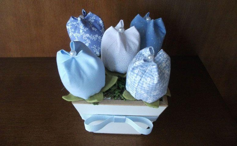 Mini vaso de tulipas em tecido por R$ 10,00 na <a href="http://www.elo7.com.br/mini-vaso-de-tulipas-em-tecido/dp/308FF1#df=d&uso=d&pso=up&osbt=b-o&nqs=1&sv=0" target="_blank"> Elo7</a>