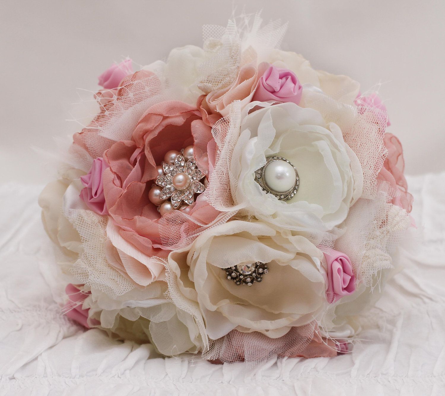 Foto: Reprodução / <a href=" http://flowers-kid.com/fabric-flowers-wedding-bouquet.htm" target="_blank">Flowers Kid</a>