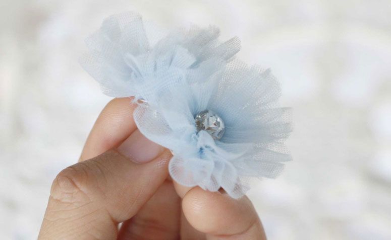 Foto: Reprodução / <a href="http://www.jewelboxballerina.com/ruffled-blossom-fabric-flower-tutorial-instant-ebook-download/" target="_blank"> Jewel Box Ballerina</a>