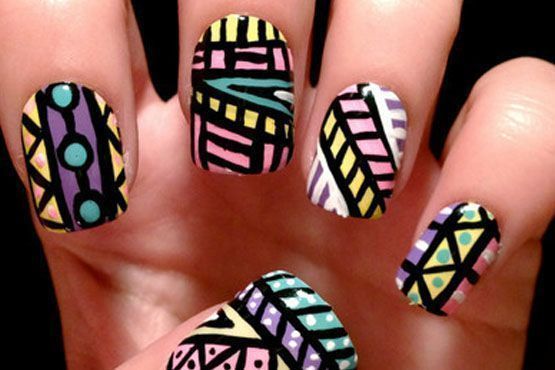 As estampas étnicas estão em alta no mundo da moda e as unhas não poderiam ficar de fora. Esse é um tipo de decoração mais chamativa, se preferir aposte na tendência filha única para deixar as unhas mais delicadas.