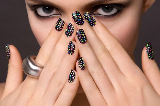 Outra opção de estampa de adesivos para unhas é a colorida no fundo preto. Esta é mais indicada para quem não tem medo de ousar.