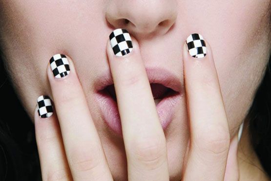 As unhas quadriculadas podem ser combinadas de diversas maneiras. Prefira cores diferentes para destacar a decoração.