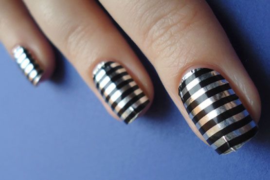 As listras são ótimos exemplos de decoração básica para as unhas. Você pode fazer a combinação com duas ou mais cores de esmaltes.