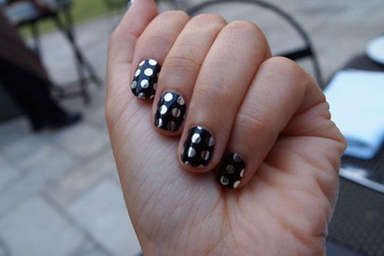 As estampas de bolinhas são clássicas e combinam com diversas cores. Aposte em fundos mais escuros com bolinhas mais claras, ou vice e versa para que a decoração tenha destaque. Neste caso o esmalte metalizado se destaca no fundo preto.