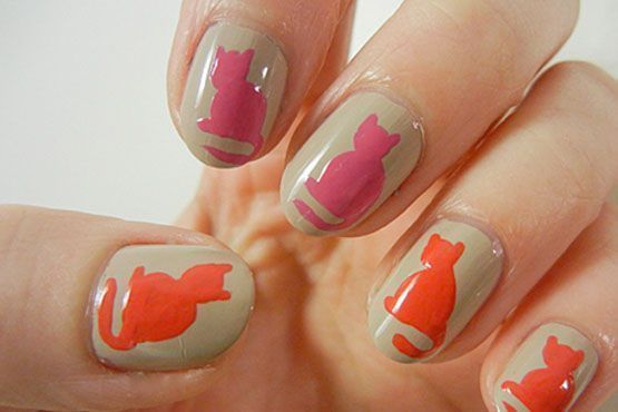 Os mini adesivos são mais delicados e tem uma aplicação mais fácil. Nessa foto, por exemplo, a combinação das cores deixou a decoração das unhas divertida.
