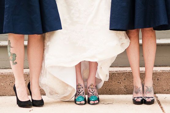 Aposte em vestidos que enfatizem as tatuagens