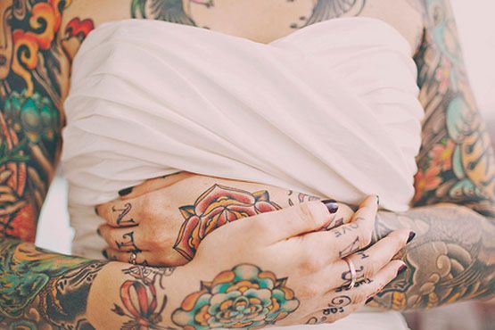 Detalhe do vestido e tatuagens da noiva
