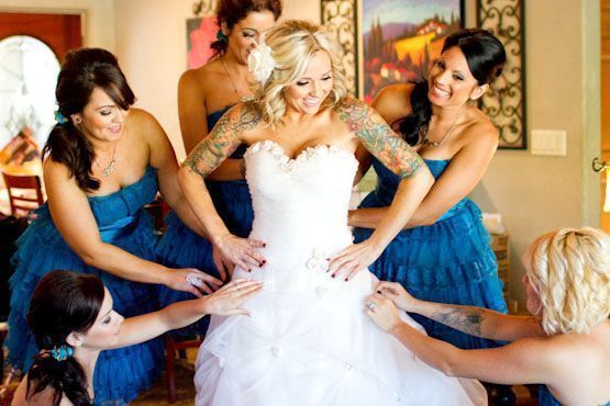 Vestido tomara-que-caia deixa as tatuagens no braço em destaque