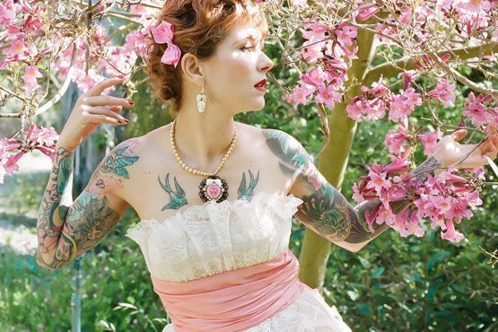 Vestidos com detalhes em outra cor também são uma opção interessante para noivas tatuadas