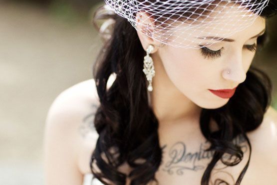 O combo delineador gatinho e batom vermelho deixa a noiva tatuada ainda mais deslumbrante