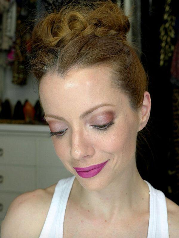 Reprodução/<a href="http://juliapetit.com.br/tv-petiscos/julia-petit-tutorial-de-maquiagem-com-batom-violeta-e-coroa-de-tranca#" target="_blank">Petiscos</a>