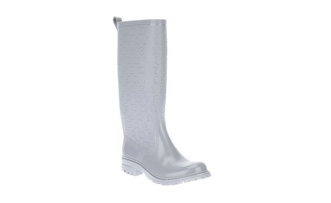 Galocha com logo Marc by Marc Jacobs por R$522,00 na <a href="http://www.farfetch.com/br/shopping/women/marc-by-marc-jacobs-logo-wellie-boot-item-10324195.aspx?storeid=9017&ffref=lp_10_
" target="_blank"> Farfetch</a>