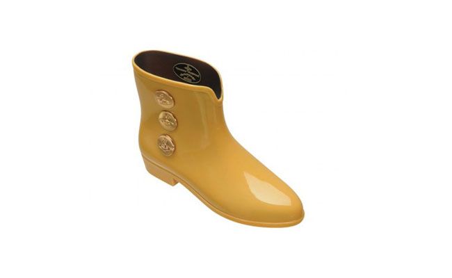 Galocha Ankle Boot Vivienne Westwood por R$124,90 na <a href="http://lojamelissa.com.br/vivienne-westwood-anglomania-melissa-ankle-boot-corda-iii" target="_blank"> Loja Melissa</a>