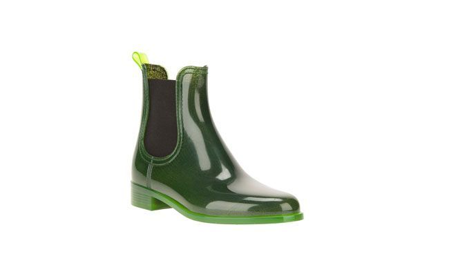Galocha verde Jeffrey Campbell por R$470,00 na <a href="http://www.farfetch.com/br/shopping/women/jeffrey-campbell-chelsea-rain-boots-item-10565871.aspx?storeid=9129&ffref=lp_1_" target="_blank"> Farfetch</a>