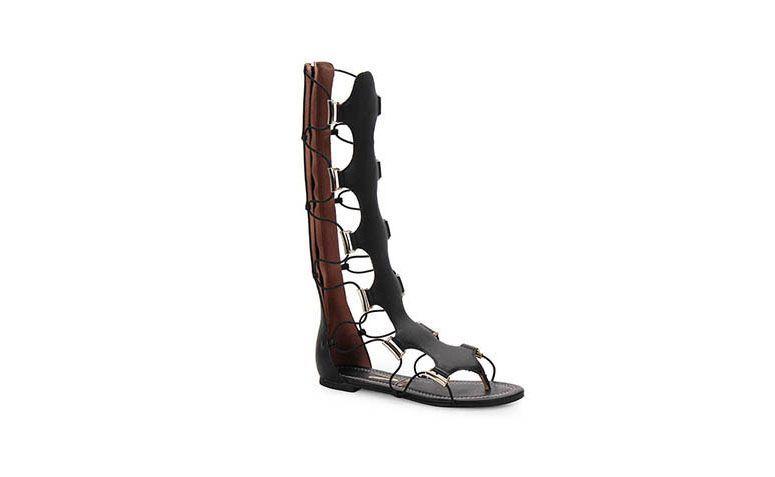 Gladiadora Vizzano por R$179,99 na <a href="http://www.passarela.com.br/passarela/produto/sandalia-gladiadora-rasteira-feminina-vizzano-preto-6091364612-0" target="blank_">Passarela</a>