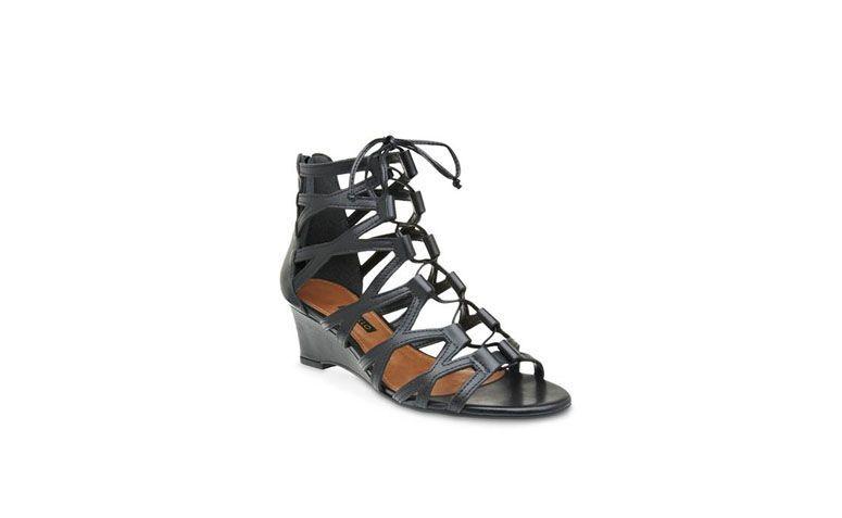 Gladiadora com salto por R$239,00 na <a href="http://shop.corello.com.br/anabela-gladiadora-black-5589.aspx/p?cbc=1&sk=38599" target="blank_">Corello</a>