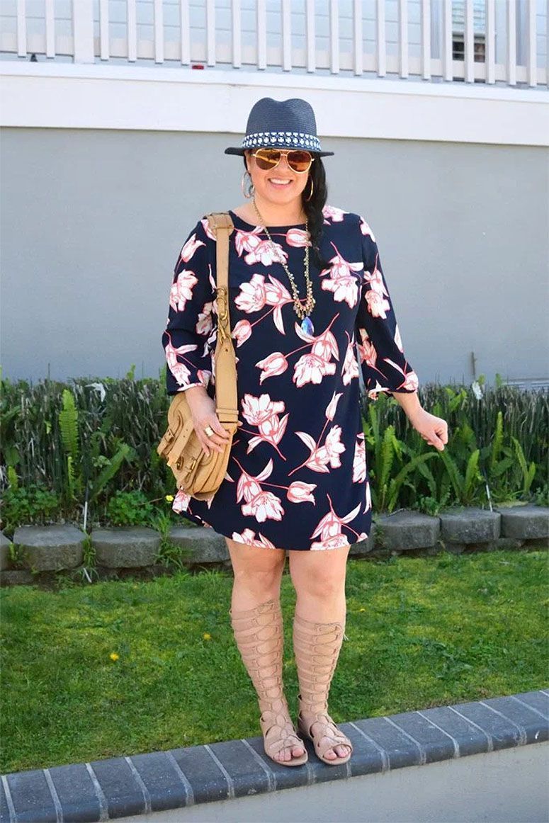 Foto: Reprodução / <a href="http://alaplagestyle.com/floral-print-dress-and-gladiator-sandals/2015/04/07/" target="_blank">À La Plage Style</a>