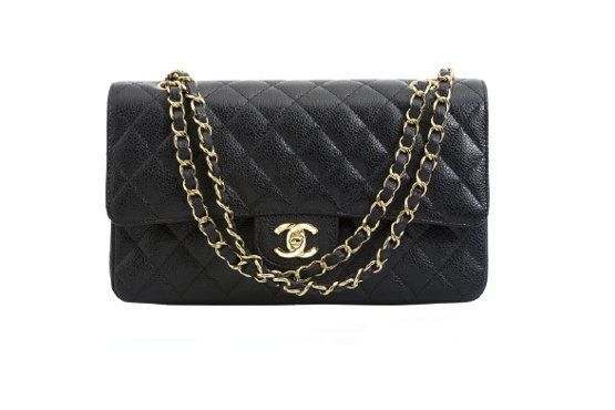 Objeto de desejo, a bolsa clássica da Chanel, modelo 2.55 custa cerca de R$10.000.  Foto: Reprodução.