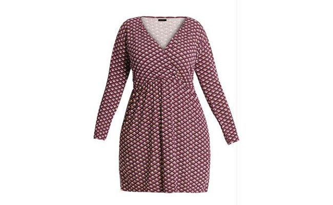 Vestido decote em "V" Quintess por R$89,99 na <a href="http://www.posthaus.com.br/moda/vestido-decote-v-estampa-gravataria-plus-size_art176309_3.html" target="blank_">Posthaus</a>