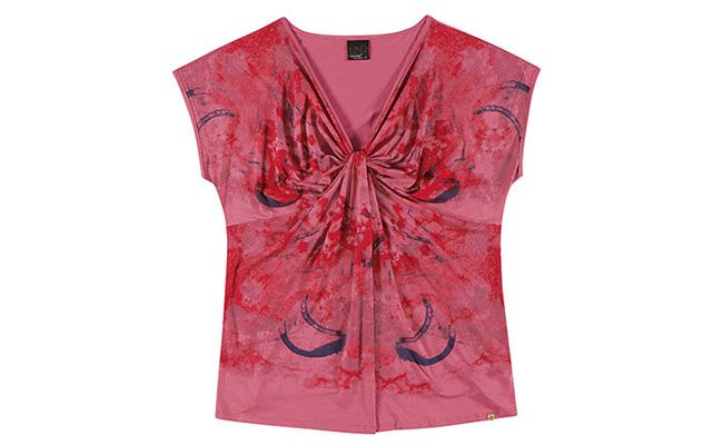 Blusa decote em "V" po R$74,99 na <a href="http://www.lunenderstore.com/roupas-plus-size/blusa-de-manga-curta-rosa-chinesa.html" target="blank_">Lunender</a>