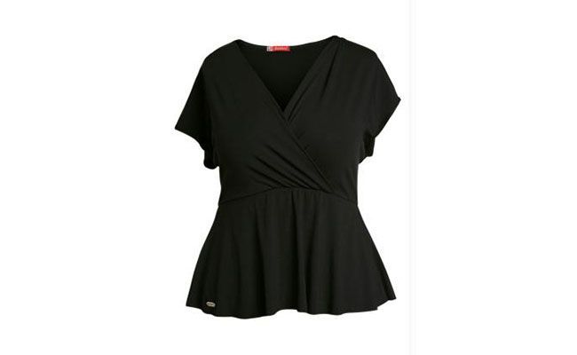 Blusa decote em "V" Quintess por R$29,99 na <a href="http://www.posthaus.com.br/moda/blusa-preto-decote-transpassado_art84078_3.html" target="blank_">Posthaus</a>