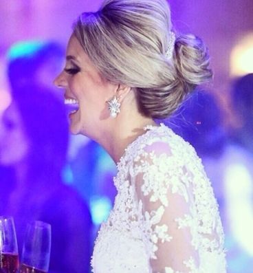 Foto: Reprodução / <a href="http://www.marinacasemiro.com.br/2014/08/look-para-casamento-vestido-nude-bordado-estola-preta-cliques/" target="_blank">Marina Casemiro</a>