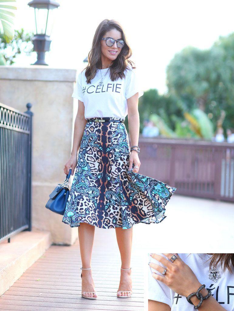 Foto: Reprodução / <a href="http://camilacoelho.com/2014/11/26/look-do-dia-midi-estampada-e-camiseta/" target="_blank">Camila Coelho</a>