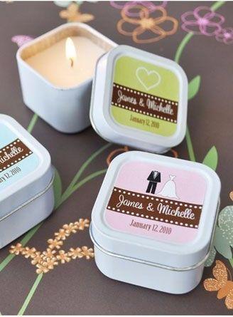 Velas em caixa personalizada Foto: Reprodução / <a href="http://www.davidsbridal.com/Product_personalized-mini-modern-theme-labels-eb5009t_wedding-decor-all-favors" target="_blank">David Bridal</a>