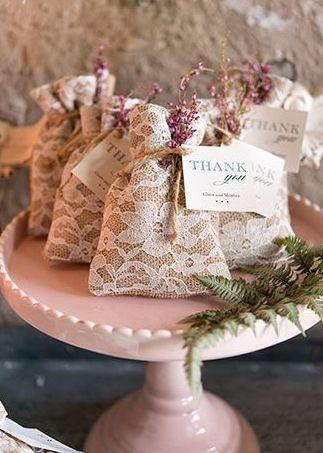 Saquinhos de renda com etiqueta de agradecimento Foto: Reprodução / <a href="http://www.davidsbridal.com/Product_burlap-and-lace-favor-bag-set-of-12-9691_wedding-decor-all-favors" target="_blank">Davids Bridal</a>