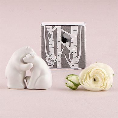 Miniatura de ursinhos Foto: Reprodução / <a href="https://weddingshop.theknot.com/product/interlocking-bear-hug-miniature-salt-and-pepper-shakers-with-gift-packaging" target="_blank">Wedding Shop</a>